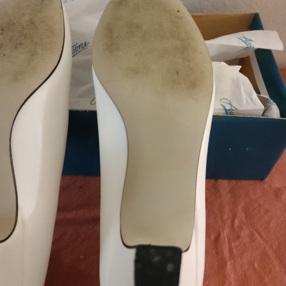 Audition Ladies Focus White Pumps (Size 7) 2" heel - Picture 12 of 12